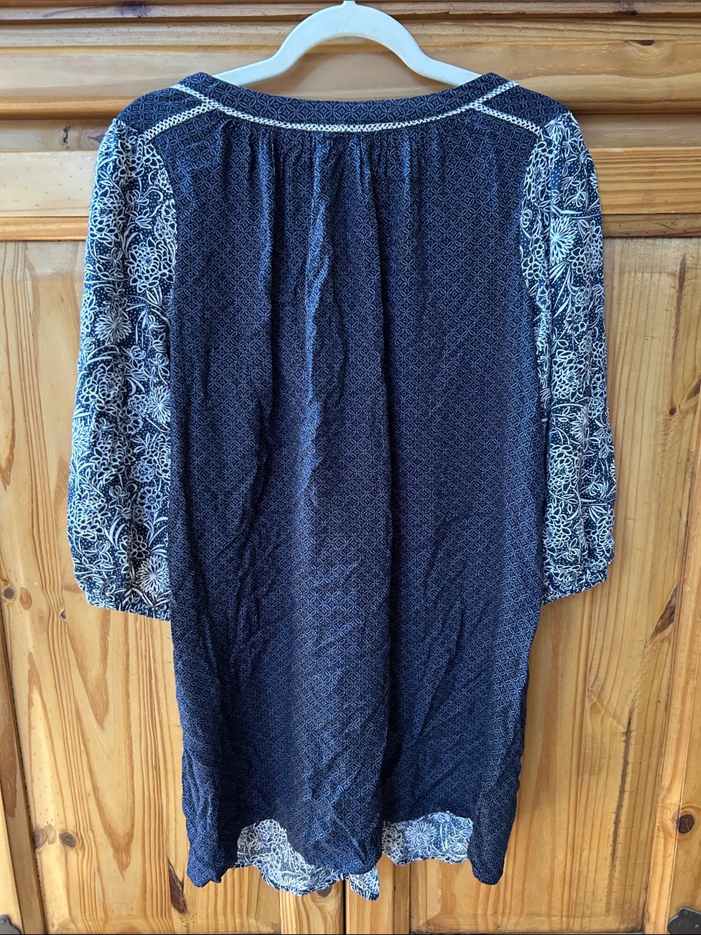 Hinge Tunic Navy and White V-Neck Printed Top 100% Viscose Medium - Picture 6 of 8
